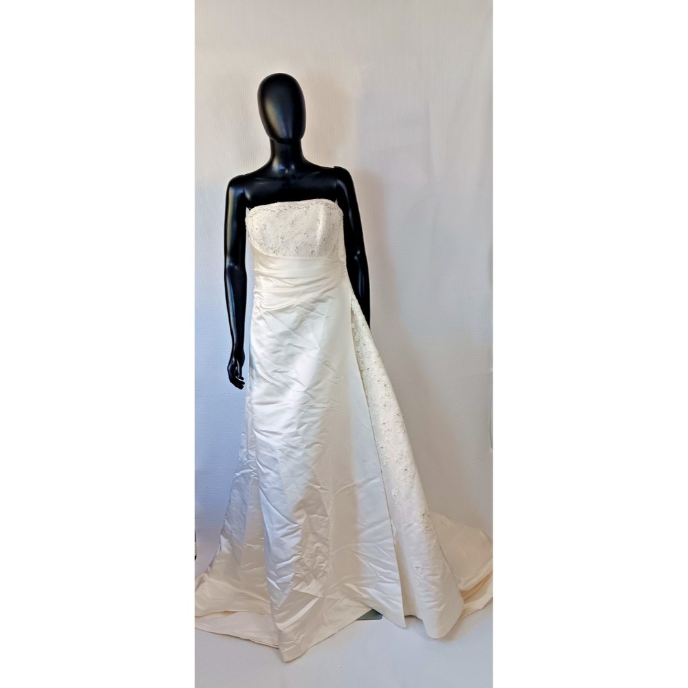 Strapless Sweetheart Beaded Lace Pleated Cream Trail Wedding A-Line Satin Gown